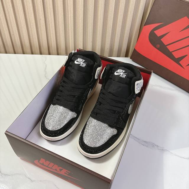 Air Jordan耐克联名24Vs春夏最新王炸爆款系列 情侣烫钻拼色休闲鞋 唯独一款牛皮拼色的高帮鞋，耐克乔一情侣毛鞋让鞋迷大开眼界，各种意想不到的设计创意，